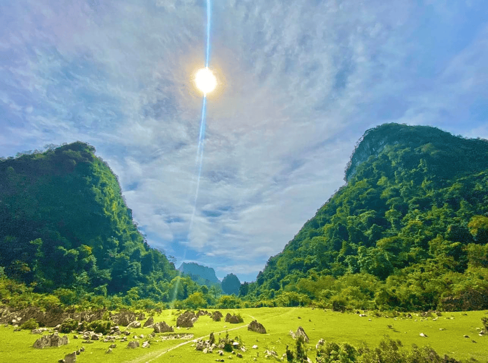 In the dry season, the area still retains its raw, majestic beauty with open grasslands and vast views – ideal for camping or hiking under clear skies (Source: Fanpage Núi Thủng - Núi mắt thần, Trà Lĩnh, Cao Bằng)